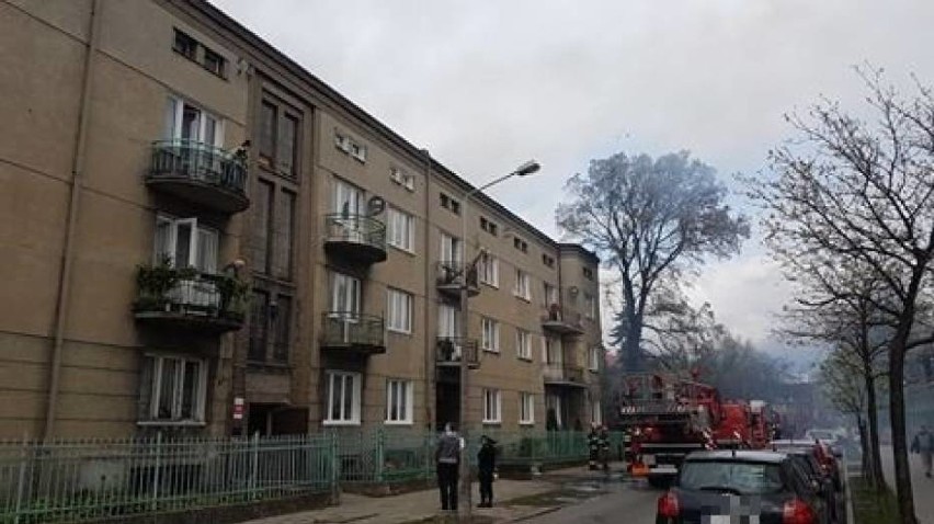 Pożar na ul. Mickiewicza we Włocławku. Strażnicy miejscy zwrócili uwagę na gęsty dym [wideo]