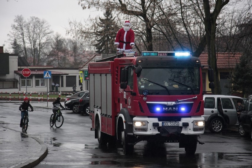 Na szósty Jarmark Adwentowy i do międzyborskich dzieci mikołaj przyjechał na sygnale! (ARTYKUŁ i GALERIA)