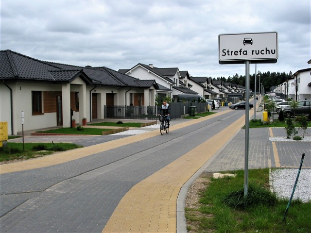 Ulica Jesionowa nieopodal Bolesławic, gdzie infrastruktura komunikacyjna jest zachwycająca