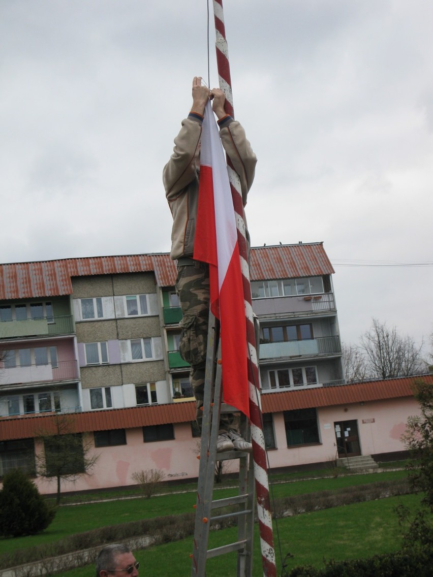 Tuż po katastrofie smoleńskiej mieszkańcy Sokółki gromadzili...