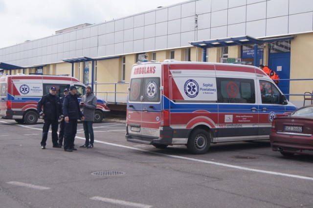Ćwiczenia przed Szpitalem Powiatowym w Radomsku na wypadek epidemii koronawirusa (4 marca 2020)
