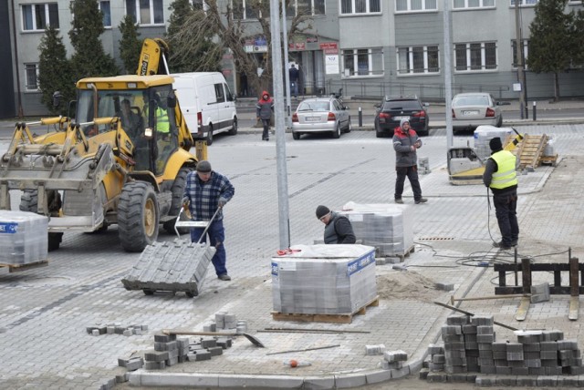 Większa część głównej płyty parkingu została już pokryta kostką