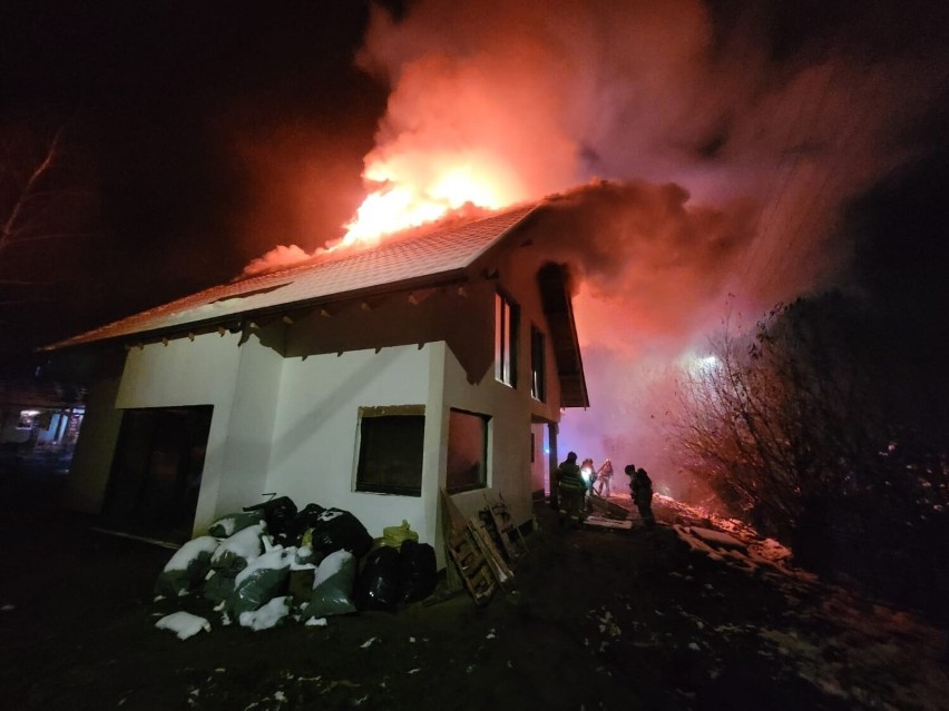 Pożar domu jednorodzinnego w gm. Trąbki Wielkie. Na miejscu 10 zastępów straży pożarnej i policja