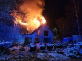 Pożar domu jednorodzinnego w gm. Trąbki Wielkie. Na miejscu pracowało 10 zastępów straży pożarnej i policja. ZDJĘCIA