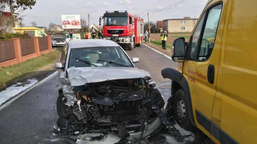 Wypadek w Buszkowie. Ranny odleciał śmigłowcem do szpitala [zdjęcia]