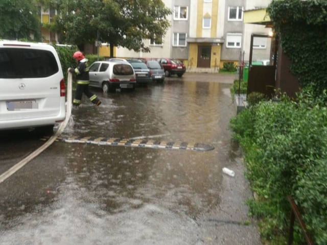 Deszcz znowu dał o sobie znać i zalał wiele ulic w regionie.


Ulewa Inowrocław 13.07.2018

