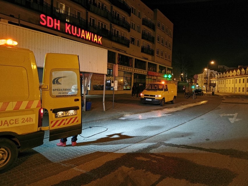 Kilkunastokilometrowa plama oleju do centrum Włocławka. W akcji 6 zastępów straży pożarnej i służba sprzątająca [zdjęcia]