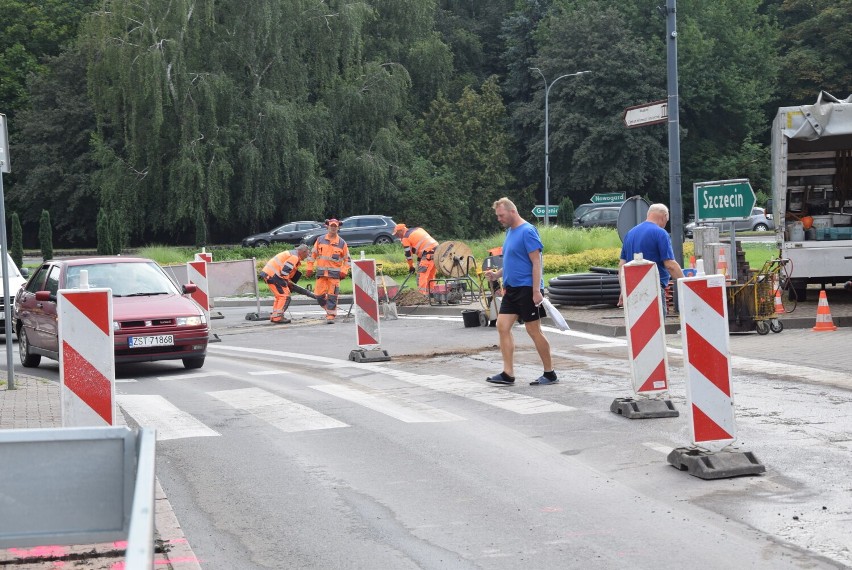 Przenoszą przejście dla pieszych na ulicy Wyszyńskiego w Stargardzie. Jeden wjazd zamknięty 