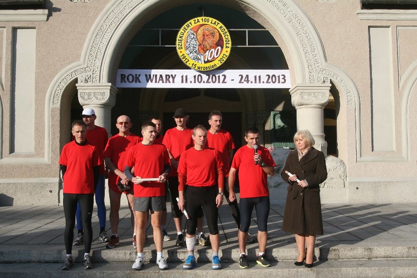 Maratończy rozpoczęli papieską sztafetę z Rudy Śląskiej do Wadowic. Przebiegną 162 km