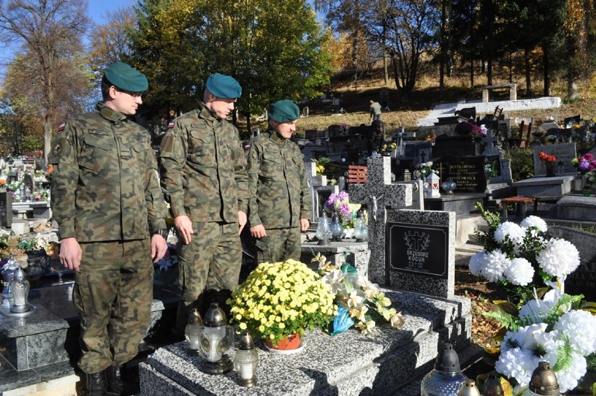 Żołnierze zapalili znicze na grobach bohaterów (ZDJĘCIA)