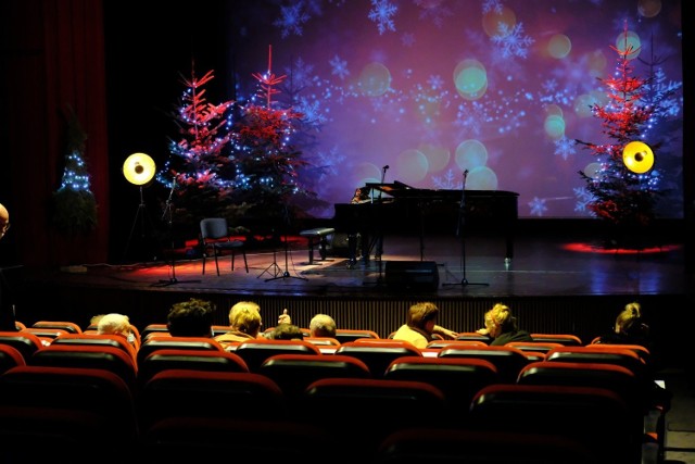 W sobotę, 18 grudnia, na nowej sali Buskiego Samorządowego Centrum Kultury odbył się piękny koncert. Gwiazdami wieczoru byli sopranistka Renata Drozd oraz tenor Łukasz Gaj.