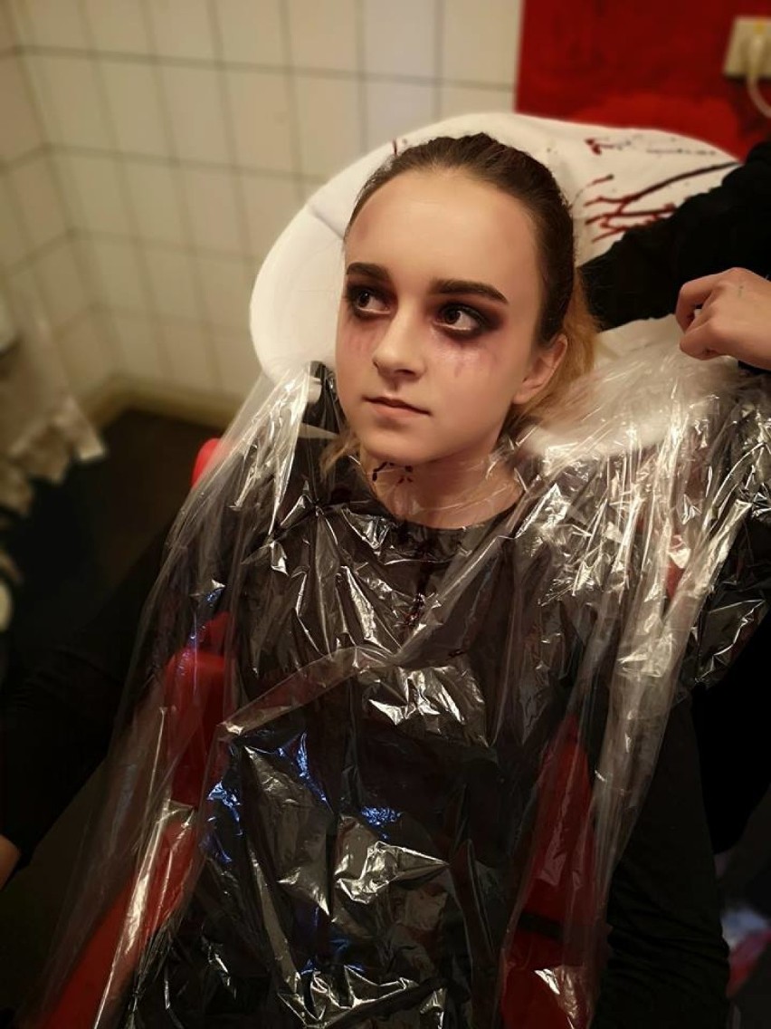 Halloween w ZSP nr 2 w Sieradzu 2018. Lekcja z zabawą i nauką dla młodych fryzjerek (zdjęcia)