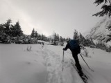 Tatry. Choć śniegu wciąż nie za wiele, skitourowcy ruszyli już na wyprawy