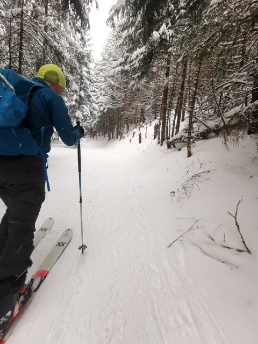 Tatry. Choć śniegu wciąż nie za wiele, skitourowcy ruszyli już na wyprawy