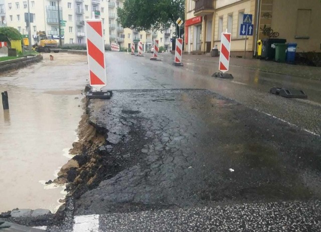 Do uszkodzenia nawierzchni doszło po długotrwałych opadach deszczu.