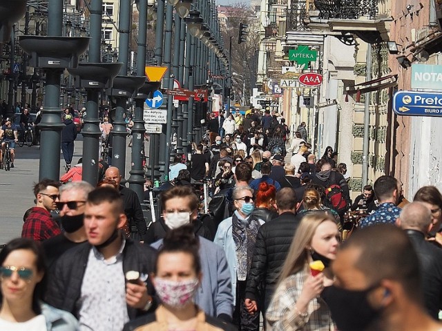 Na Piotrkowskiej w niedzielę 11 kwietnia był tłok i ścisk jak podczas plenerowych imprez czy jarmarku wojewódzkiego. Łodzianie ustawiali się w kolejkach po lody i cieszyli się ciepłą wiosenną pogodą. 

ZOBACZ ZDJĘCIA >>>>

Nieprawdopodobne tłumy łodzian w Parku na Zdrowiu 