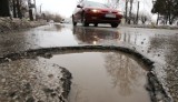 W Radomsku łatają już największe dziury w drogach, na razie bardzo nietrwałą metodą