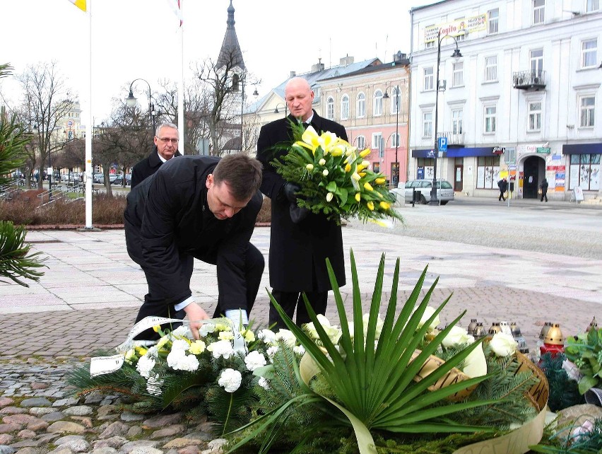 Władze miasta złożyły kwiaty pod pomnikiem Jana Pawła II