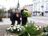 Złożyli kwiaty, aby uczcić pamięć zmarłego papieża