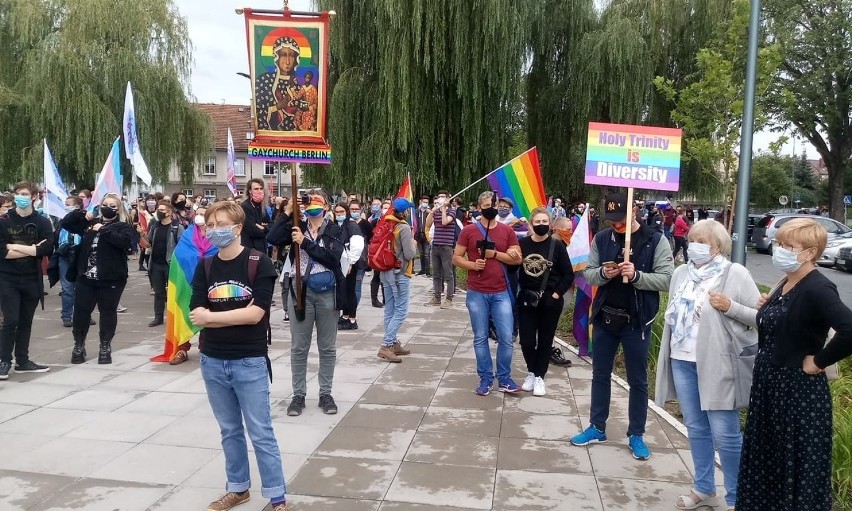 Polsko-niemiecki marsz równości idzie ulicami Słubic i...