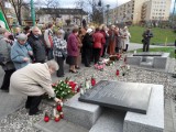 Zabrzanie modlili się za ofiary tragedii smoleńskiej i złożyli kwiaty przy tablicach w parku Dubiela