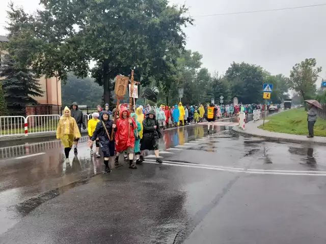 Pątnicy z Sieradza idą na Jasną Górę w poniedziałek w ulewnym deszczu