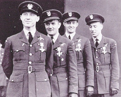 Mirosław Ferić (drugi z prawej) wśród pilotów Eskadry Myśliwskiej im. Tadeusza Kościuszki