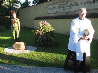 Krzew i głaz upamiętniające wizytę Krystyny Bochenek poświęcił ks. proboszcz Jerzy Lisczyk