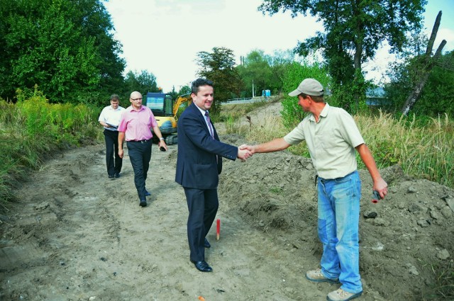 Budowa chodnika już trwa; na zdjęciu: burmistrz Leszek Kopeć.