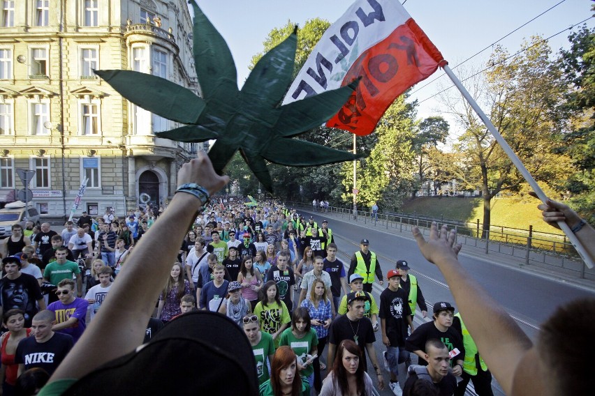 Marsz Wyzwolenia Konopi 2022. Zielona fala ponownie przeleje się przez Warszawę. "Mamy miliardy powodów by walczyć o legalizację"