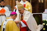 Paliusz na ramionach arcybiskupa Tadeusza Wojdy [zdjęcia]