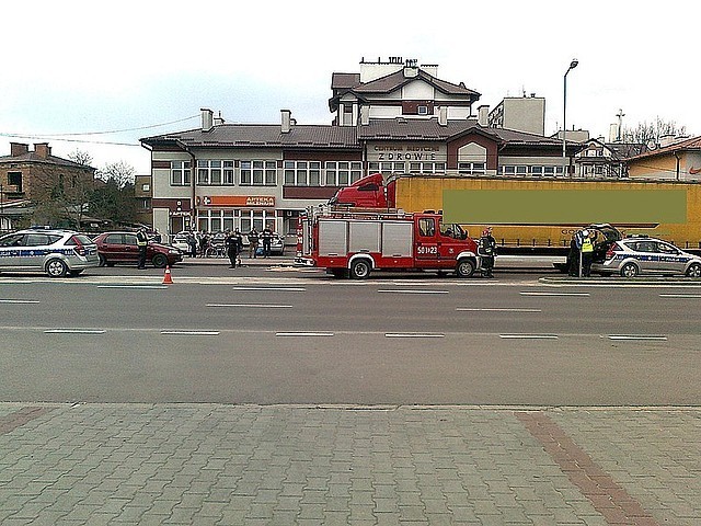 Do wypadku doszło po godz. 12. na skrzyżowaniu ulic Sienkiewicza i Pisarka w Mielcu. Ze wstępnych ustaleń wynika, że kierowca ciężarowego volvo jadącego od strony Tarnobrzega &#8211; 63-letni mieszkaniec Rudy Śląskiej - potrącił pieszego, który prawdopodobnie nagle wszedł na przejście dla pieszych. Pomimo reanimacji i przewiezienia do mieleckiego szpitala, życia 51-letniego potrąconego mężczyzny nie udało się uratować.

Wypadek w Budach Łańcuckich. Podczas wypadku zginął kierowca [zdjęcia]

Źródło: podkarpacka.policja.gov.pl


Zobacz też
Wiadomości kryminalne na stronie: Podkarpackiej Kroniki Policyjnej
	
Zapisz się do newslettera! Dodaj też swój artykuł lub prześlij swoje zdjęcia!