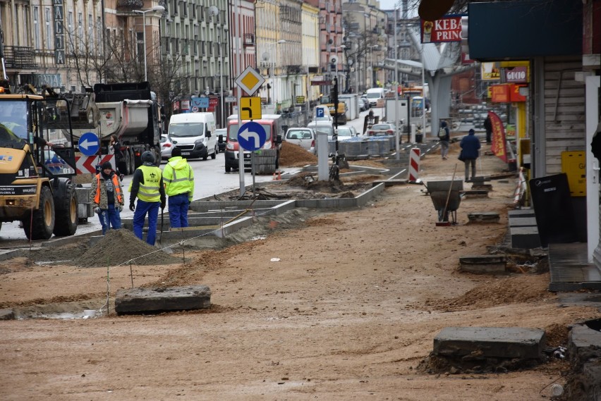 Zobacz jak postępują prace na budowie centrum przesiadkowego przy ul. Piłsudskiego ZDJĘCIA