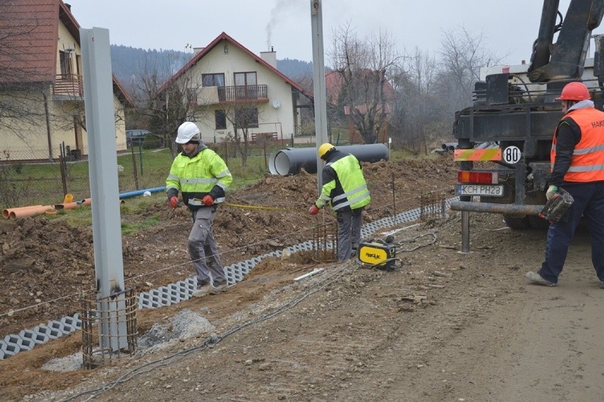 Prace przy budowie obwodnicy Chełmca mimo mrozów postępują. We wakacje przejedziemy nową drogą. Zobaczcie zdjęcia z placu budowy