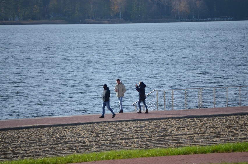 Sobota nad Jeziorem Sławskim. Nie brakuje chętnych na spacery nad wodą