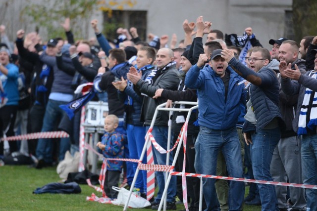 Start Pruszcz pokonał Zawiszę Bydgoszcz 2:1 (0:1) w meczu na szczycie 13. kolejki I grupy V ligi. Zawiszanie  objęli prowadzenie po strzale Dawida Deresiewicza z rzutu wolnego w 45. minucie. Piłka odbiła się jeszcze od jednego zawodników Startu i wpadła do siatki obok interweniującego Krzysztofa Skowrońskiego. W drugiej połowie szybko wyrównał Daniel Czarnowski (50). Zwycięskiego gola strzelił z wolnego Łukasz Burkiewicz (78). Początkowo sędzia gola nie uznał, dopatrując się spalonego, ale po chwili zmienił decyzję i bramkę zaliczył. Zawiszanie ponieśli drugą porażkę w sezonie, ale zachowali pozycję lidera. Start zrównał się punktami z drugim Mustangiem Ostaszewo.


Opinie po meczu Chemik Bydgoszcz - Warta Zawiercie.

