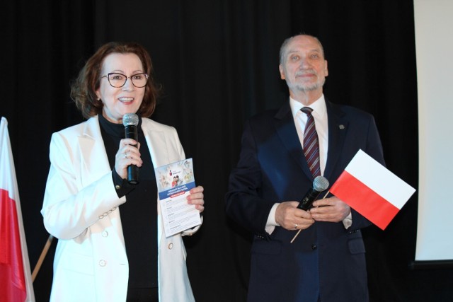 Antoni Macierewicz i Anna Milczanowska w Radomsku o programie PiS "Przyszłość to Polska"