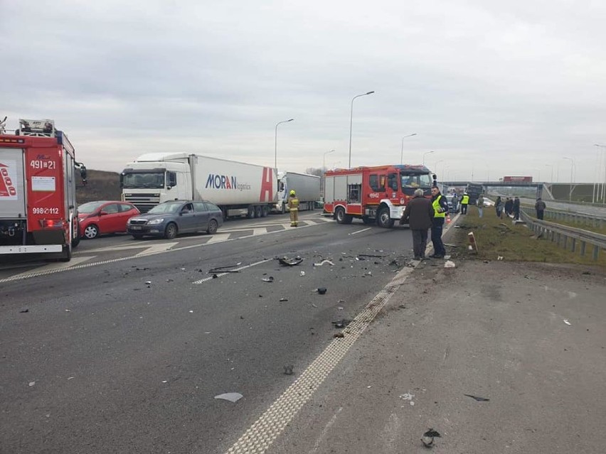 Wypadek na S7 na wysokości miejscowości Ryki. Zderzyły się dwie osobówki i ciężarówka, służby działają na miejscu zdarzenia [ZDJĘCIA]