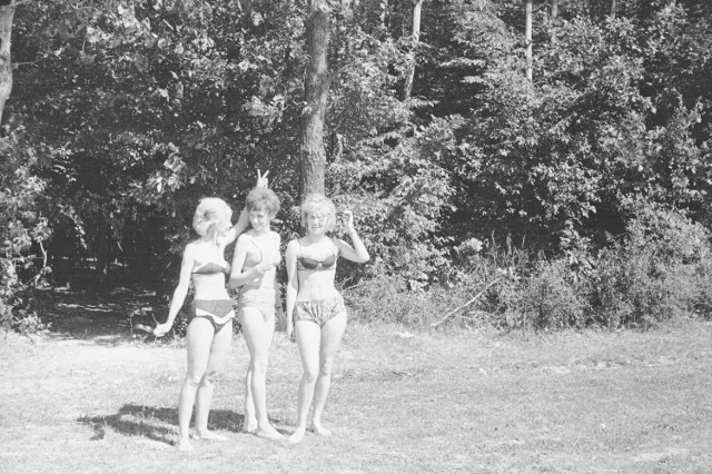 Bikini w PRL-u stanowiło dość częsty widok, zwłaszcza latem. Kobiety chętnie się opalały, gdy tylko nadarzyła się ku temu okazja. 

 Na zdjęciu: Grażyna Rutowska z koleżankami na koloniach w Golądkowie