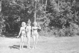 Bikini w PRL-u. Zobacz, co Polki zakładały w upalne dni. Tak wyglądały plażowe stoje. Były bardzo popularne