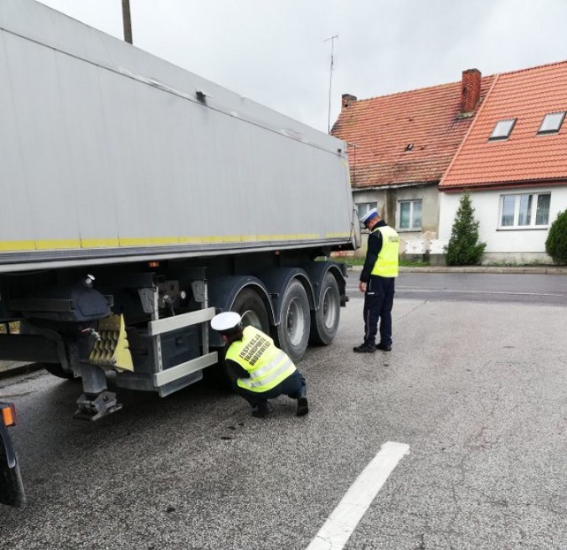 W Barcinie policjanci z KPP Żnin oraz funkcjonariusze ITD Inowrocław sprawdzali  samochody ciężarowe.