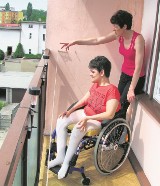 Ostrów: 19-letnia niepełnosprawna Kasia jest uwięziona w czterech ścianach bloku