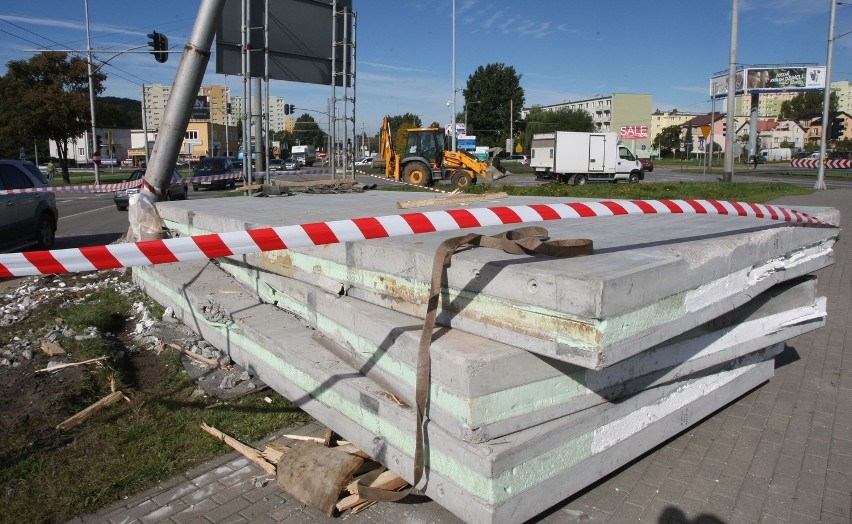 Wypadek w Gdyni 18 09 2013. Z ciężarówki spadły betonowe...