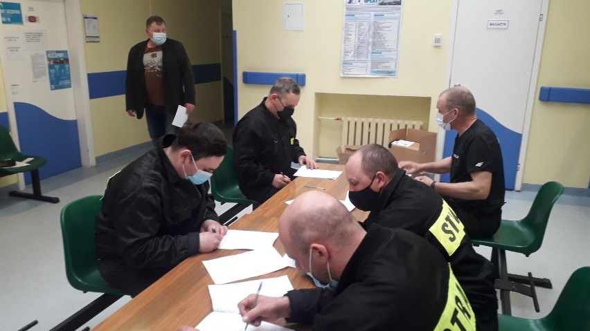 Strażacy zawodowi i ochotnicy z Inowrocławia i powiatu inowrocławskiego przyjmują dawki szczepionki przeciw koronawirusowi