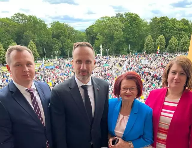 Akcja zbiórki podpisów została zainicjowana przez posłów Solidarnej Polski na Jasnej Górze.