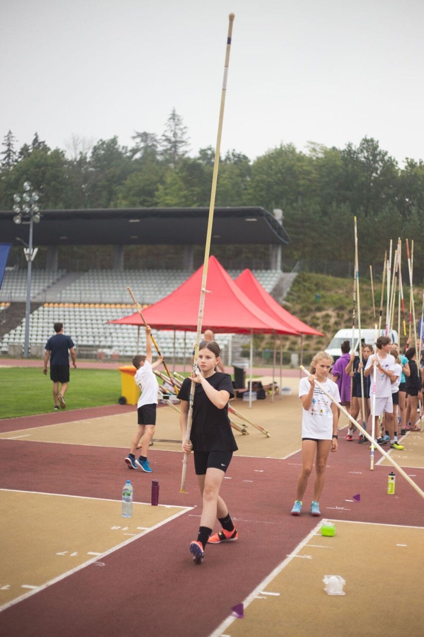 Skoki o tyczce dla dzieci. Monika Pyrek Tour na stadionie 650-lecia w Słupsku [ZDJĘCIA]