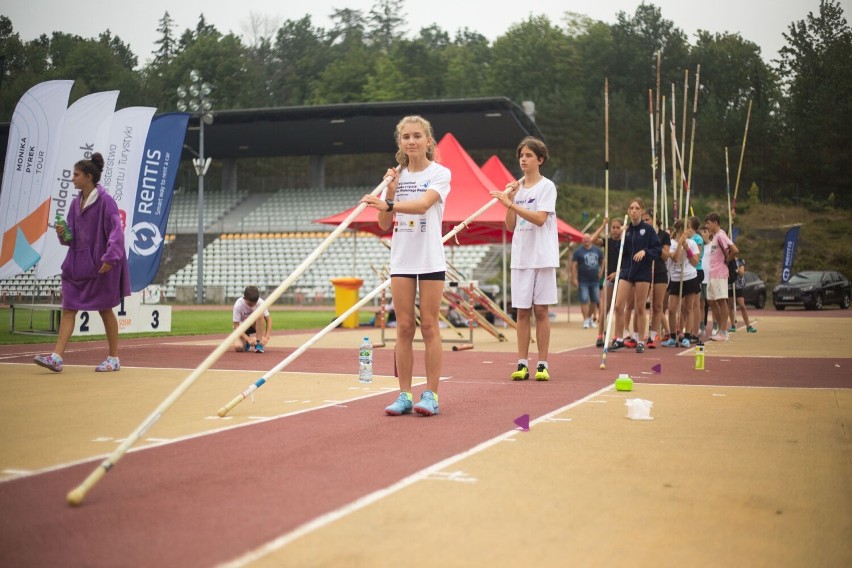 Skoki o tyczce dla dzieci. Monika Pyrek Tour na stadionie 650-lecia w Słupsku [ZDJĘCIA]