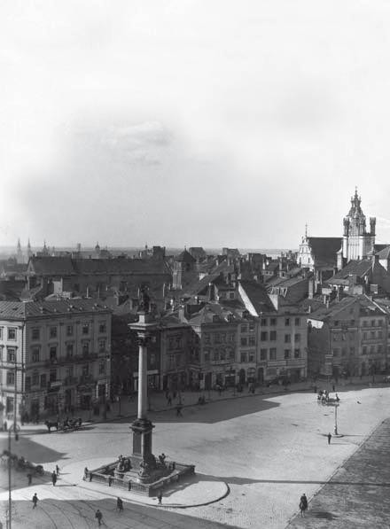 Plac Zamkowy &#8211; fasady kamienic, widoczna narożna kamienica przy ulicy Podwale i wylot ulicy Piwnej, na pierwszym planie kolumna Zygmunta, ok. 1909 r.