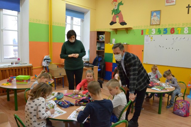 dyrektor Jarosław Jeżewski odwiedził dzieci w przedszkolu, które starannie kolorowały obrazki