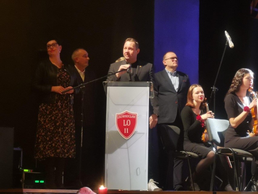 Inowrocław. W Teatrze Miejskim odbył się koncert na rzecz rehabilitacji absolwenta II LO Julka Barczaka, który uległ ciężkiemu wypadkowi